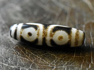 【2506】チベット天珠 3眼丸管珠1 Dzi ズィー【とんぼ玉】【アンティークビーズ】【ビーズ】【パーツ】【瑪瑙】【護符】【パワーストーン】【送料無料】【チベット】