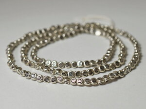【2210】カレンシルバー太陽紋様小粒三角ビーズ一連HS【とんぼ玉】【ホワイトハート】【パーツ】【蜻蛉玉】【インディアンジュエリー】【カレンシルバー】【シルバービーズ】【ホワイト