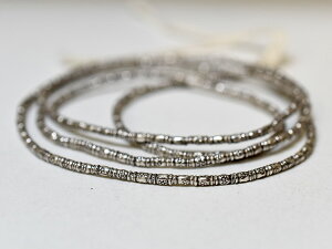 【2212】カレンシルバー七文星紋様入丸管型小粒ビーズ一連GS(Φ2.0mm)【とんぼ玉】【ホワイトハート】【パーツ】【蜻蛉玉】【インディアンジュエリー】【カレンシルバー】【シルバービーズ