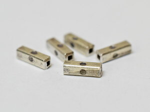 【2312】カレンシルバー刻印付四角管型ビーズ5個セットF(Φ2.2mm)【とんぼ玉】【ホワイトハート】【ビーズ】【パーツ】【トンボ玉】【インディアンジュエリー】【シルバービーズ】【ハンド