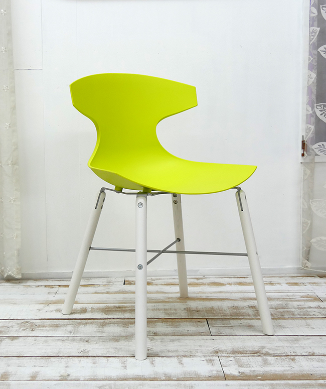 座面高45cm ビビッドなグリーン色のダイニングチェア イタリア製 デザイナーズチェア グリーン色の特徴的なデザインの椅子 オシャレな椅子  スタイリッシュな脚に特徴的なデザインの座面が合わさり、芸術作品のような椅子です。 | BANJO