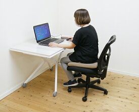 ラテックス クッション オフィス デスクワーク 腰痛対策 長時間座る方向け シートクッション 約45角 5cm厚 メッシュカバー付 100％ナチュラルラテックス