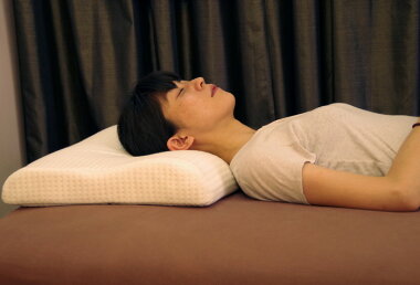 安眠枕、快眠ラテックス枕厚さ8-6cm、洗えるカバー付き柔らかい反発枕、快適睡眠枕、撫で肩の人に最適な低いやわらか枕、仰向けする人に人気の薄い柔らかな支えで痛くないラテックス枕