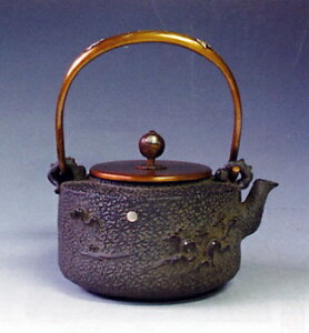 茶器・茶道具■ 鉄瓶 肩衝型 波千鳥 ■蝋型鋳鉄製 桐箱入【高岡銅器】