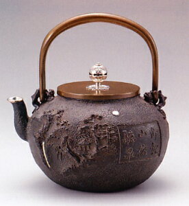 茶器・茶道具■ 鉄瓶 楼閣山水 ■龍泉堂作 鉄製 桐箱入【高岡銅器】