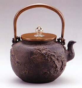 茶器・茶道具■ 鉄瓶 幽山山水 ■龍泉堂作 鉄製 桐箱入【高岡銅器】