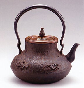 茶器・茶道具■ 鉄瓶 鶴首四君子 ■龍泉堂作 鉄製 桐箱入【高岡銅器】