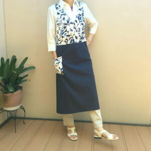 スイス製ネービーニットスカート&ハイビスカス手作りサロンエプロン(ロング丈) ロングエプロン /在庫1/紺,プリント/フリーサイズ/綿 /送料無料 コットン エプロン 花柄 オシャレ かわいい
