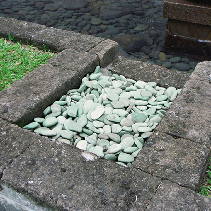 楽天市場 砂利 庭 駐車場 玉石 インドネシア 天然石 ペブルストーン グリーン kg 袋 花壇砂利 直径40 70mm内外 Diy 玄関 アプローチ エストアガーデン