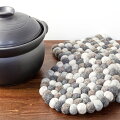 カラー使いがおしゃれなフェルトの鍋敷き、大きめの鍋も置けるサイズでおすすめを教えてください！