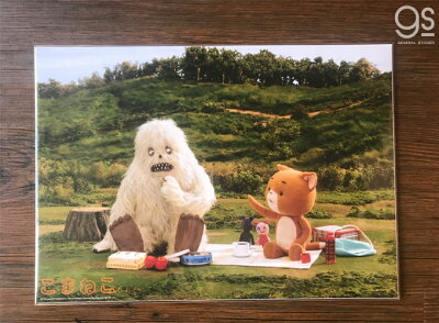 楽天市場 こまねこ アートフォトポスター ゆきおとことピクニック キャラクター 絹目写真a4ポスター アニメ コマ撮り インテリア Raw028 Gs 公式グッズ ゼネラルステッカー