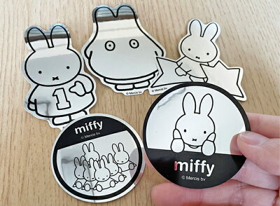 楽天市場 Miffy ミッフィー 集合 シルバー 鏡面タイプ キャラクターステッカー 絵本 イラスト かわいい こども うさぎ うさこちゃん 人気 Mif011 Gs 公式グッズ ゼネラルステッカー