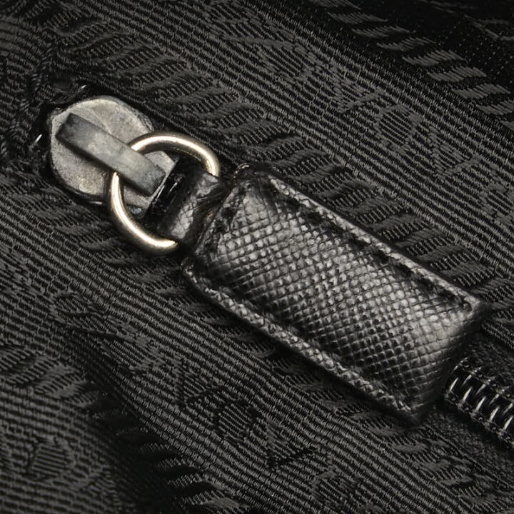 プラダ 三角ロゴプレート 斜め掛け ショルダーバッグ ブラック  