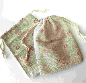 12.5×9.5cm10枚 ナチュラルな素材感が魅力♪可愛い小花模様リネン麻巾着袋ポーチ ナチュラルカラー@80円 天然石ジュエリーのお店 ハッピーエイト