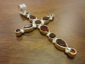 しずく形と丸型のガーネット クロスデザインシルバー925ペンダントトップ 天然石ジュエリーのお店 ペンダント トップ ネックレス おしゃれ シルバー925 プレゼントにもおすすめ♪ ハッピー