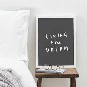 �ySALE �Z�[���z�y���[���֑��������zOLD ENGLISH CO. | LIVING THE DREAM (white/charcoal background) | A4 �A�[�g�v�����g/�|�X�^�[