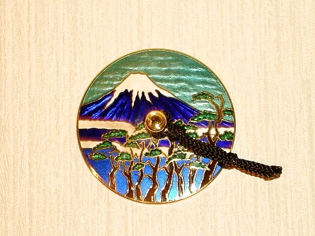 世界遺産の日本を代表する富士山をデザインした文鎮。サイズ 直径７ｃｍ 七宝焼 文鎮 富士文鎮