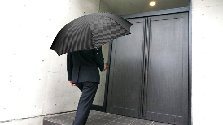 楽天市場 傘 メンズ クラシコ 高級 紳士傘 超大判 1cm スリムタイプ 安全ロクロ グラスファイバー骨 8本骨 かさ カサ 大きい 雨傘 おしゃれ ブランド メンズファッション 保証付き バンブー持ち手 ストライプ ブラック Classico Umbrella Collection