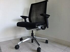 steelcase社　 Think　chair スチールケース　シンクチェア　3Dニット　4Dアーム　黒メッシュ【中古オフィス家具】【中古】【アウトレット】【オフィス家具】【オフィスチェア】