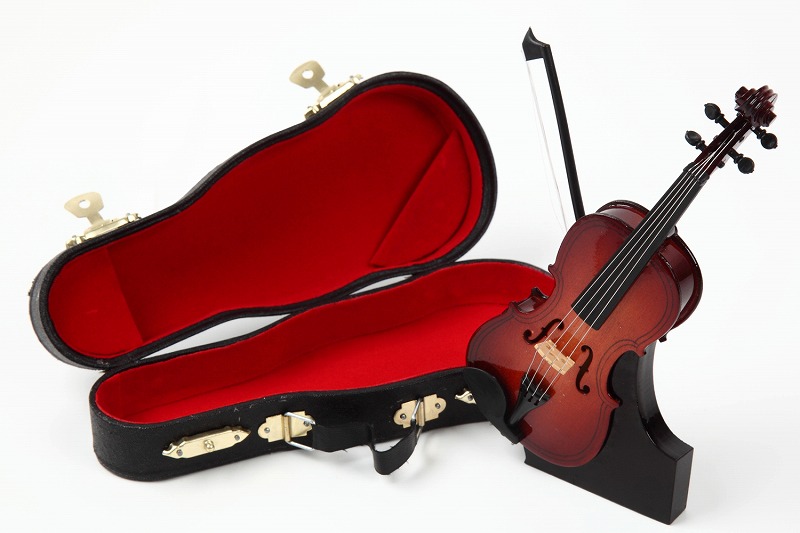 弦とピンと張ったり ゆるめたりすることも出来ます ■ミニチュア楽器 待望 15cm 限定価格セール バイオリン