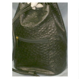 【中古】本物未使用女性用黒い革素材のオーストリッチ模様型押しワンショルダーバッグ　サイズW30H25D17,5cm　○C8-293