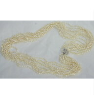 【中古】綺麗女性用シルバー素材の丸い留金具を使用した珍しい10連淡水ネックレス　サイズ幅2cm、全長61c…