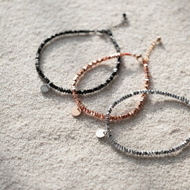 ヘマタイトビーズのペアブレスレット/アンクレット イニシャル・記念日彫刻 キラキラ klb090