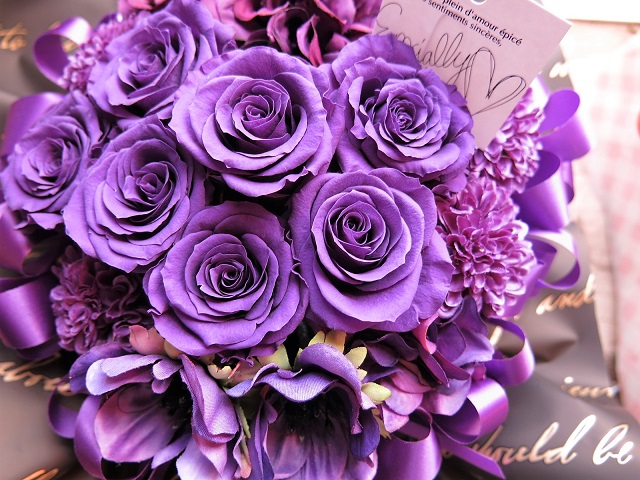 【喜寿お祝い 紫バラ 花束風】 77歳お祝い 枯れない プリザーブドフラワー入りギフト ケース付き 20×30 | フラワーガーデンリーブス