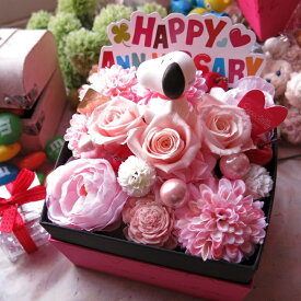 誕生日プレゼント スヌーピー入り 花束風 プレゼント 箱を開けてサプライズ フラワーボックス 枯れない プリザーブドフラワー ピンク系 ◆スヌーピーマスコットカラーはお任せとなります