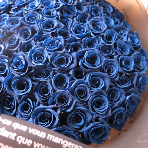 【楽天市場】青バラ　花束　プリザーブドフラワー　大輪系青バラ50本使用　プリザーブドフラワー　花束　枯れずにいつまでもキレイな青バラ　 ギフト◆誕生日プレゼント・成人祝い・記念日の贈り物におすすめのフラワーギフト: フラワーガーデンリーブス