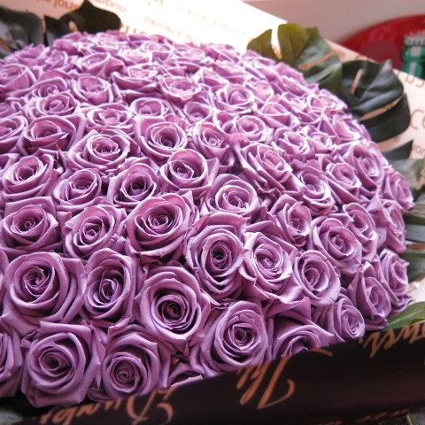 銀座 店 古希祝い 紫バラ 100本 プリザーブドフラワー 紫バラ 花束 紫バラ100本使用 プリザーブドフラワー 花束 枯れずにいつまでもキレイな紫バラ 古希祝い 記念日の贈り物におすすめのフラワーギフト 販売お買い得 Grupomelius Com Ar