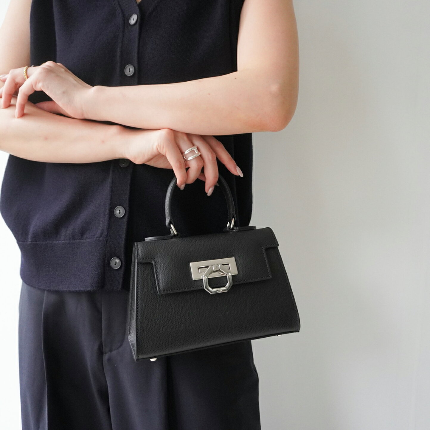 美品】カルボッティ LICIA 421 ネイビー 型押し