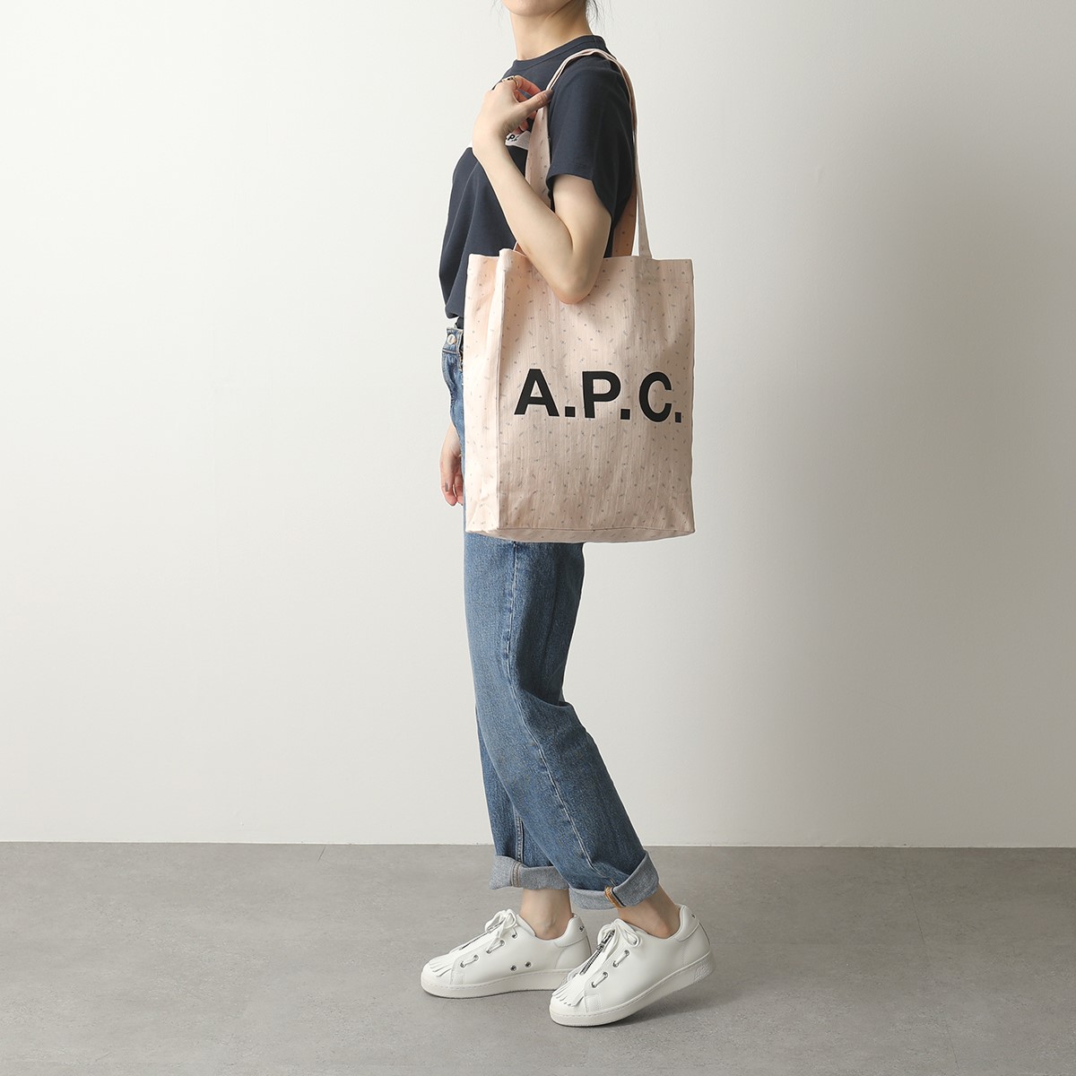 APC A.P.C. アーペーセー COEMD M61442 tote lou グラフィック キャンバス ロゴ トートバッグ 鞄 EAD/PECHE  レディース | インポートセレクト musee