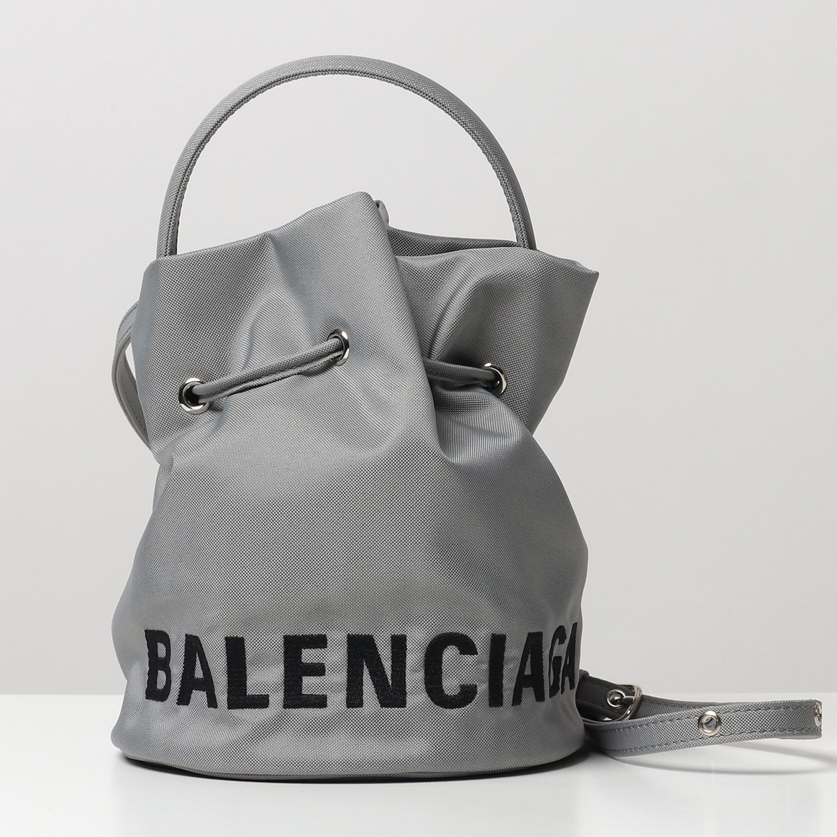 BALENCIAGA バレンシアガ 619458 H854N WHEEL XS ドローストリング バケットバッグ ショルダーバッグ 巾着 鞄  1160/BALENCIAG-GREY+BLACK レディース | インポートセレクト musee