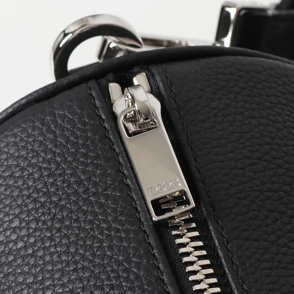 Dior ディオール 1ROPO061YPQ ROLLER レザー 筒型 ボディバッグ ショルダーバッグ ポシェット エンボスロゴ H00N/Noir  鞄 メンズ | インポートセレクト musee