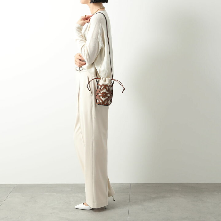 ロエベ アナグラムカットアウト ポケット ショルダーバッグ（LOEWE  