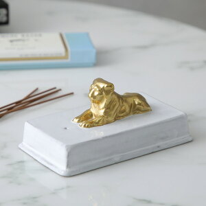 Astier de Villatte AXeBGEhEBbg CZXz_[ Gold Lion on Slab Incense Holder ENCLIO3D   CI yԕisz