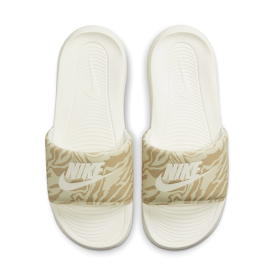 メンズ ナイキ 低反発 シャワー サンダル ウィメンズ ビクトリーワン スライド プリント 9676-105 NIKE W VICTORI ONE SLIDE 男性 女性 限定 アニマル ホワイト ベージュ ココナッツ かっこいい おしゃれ ベナッシ 正規品 23cm 24cm 25cm 26cm 27cm 28cm 29cm