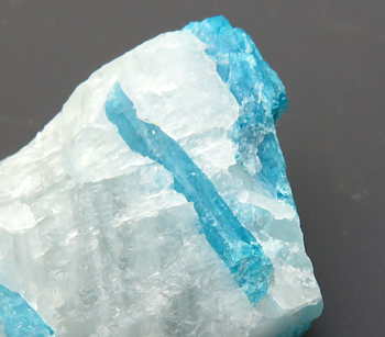 楽天市場】パライバトルマリン 鉱物標本 柱面の見える最上級結晶