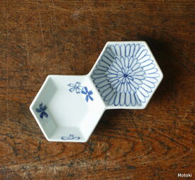 伊万里焼　桜菊（青）亀甲二品盛
