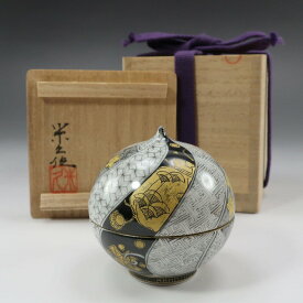 九谷焼 KUTANIYAKI 米久和彦 作 黒彩金襴手捻宝尽くし文 玉盃 酒器 陶磁器 Black and gold brocade hand-twisted jeweled cup with a design of treasures by Kazuhiko Yoneku _【中古】A-ランク