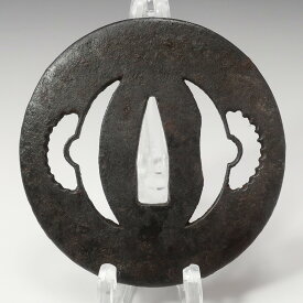 時代物 無銘 鉄地 笹に雪透かし 鍔 骨董品 刀装具 鉄製 Antique, unsigned, iron tsuba (sword guard) with openwork design of bamboo and snow. _【中古】