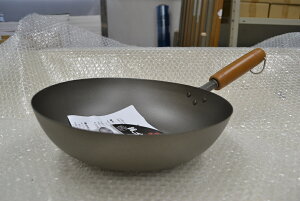 チタン 木柄 いため鍋 26cm /長谷元/軽い/軽量/中華なべ/日本製/おすすめ/業務用/店舗/片手/中華料理/チャーハン/手や腕への負担が軽減/中華鍋