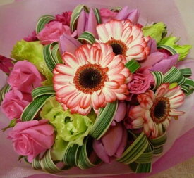 [ピンクチューリップ][ピンクバラ]のキュートなブーケ風花束♪[誕生日 花束][結婚祝 花束][記念日 花束][送別 花束]にもお勧め♪