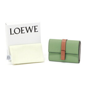 ロエベ LOEWE バーティカル ウォレット スモール ソフトグレインカーフ (レザー) アナグラム C660S86X01 三つ折り財布 かぶせ蓋 ミディアムウォレット コンパクトウォレット レディース メンズ ローズマリー (ライトグリーン) / タン (ブラウン) 新品同様 中古 maz18004