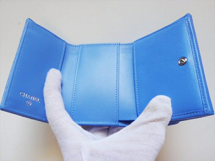 シャネル Vステッチ ラムスキン 三つ折り財布 ライトブルー 