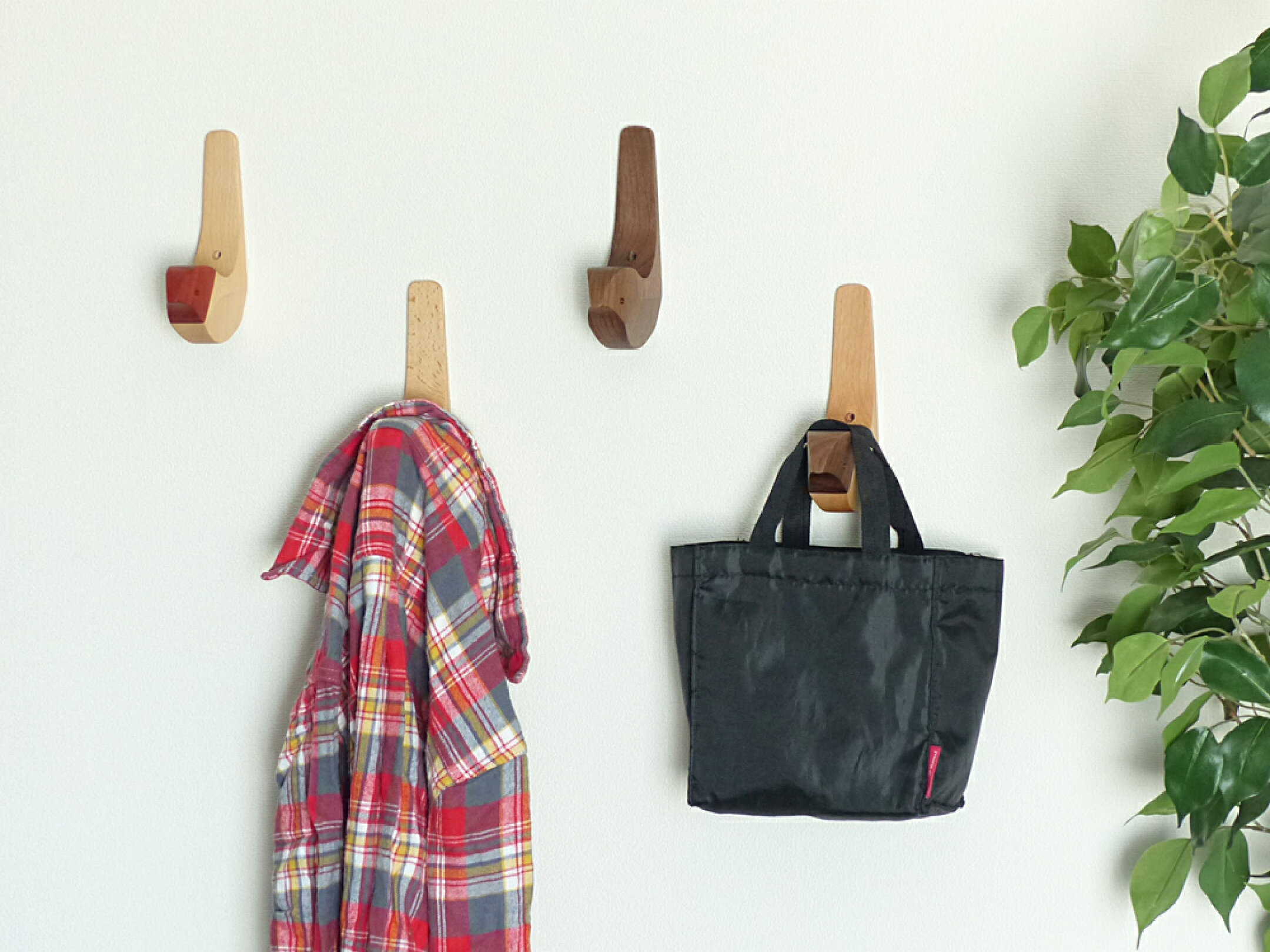 カラーは全部で4色ございます。