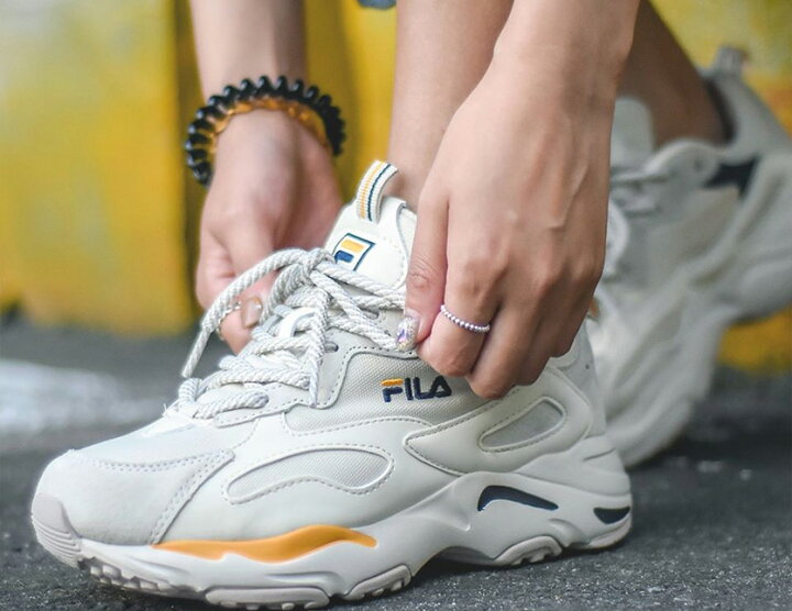 楽天市場 Fila フィラ スニーカー 厚底 メンズ レディース ユニセックス ダッドシューズ ダッドスニーカー Ray Tracer レイ トレイサー ベージュ ネイビー イエロー 厚底スニーカー 靴 ストリート ダンス スポーツ Fs1sb1461x Yel F5119 1461 Rodeo Bros ロデオブロス