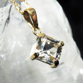 フェナカイト k18 ペンダントトップ 0.67ct ロシア産 天然石 パワーストーン