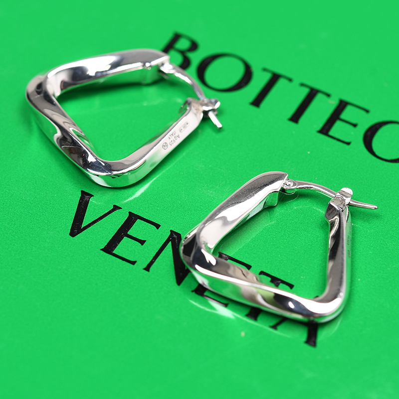 BOTTEGA VENETA ボッテガヴェネタ ツイストトライアングルピアス シルバー 発売モデル イタリア正規品 V5070 8117 新品 一部予約販売 608588